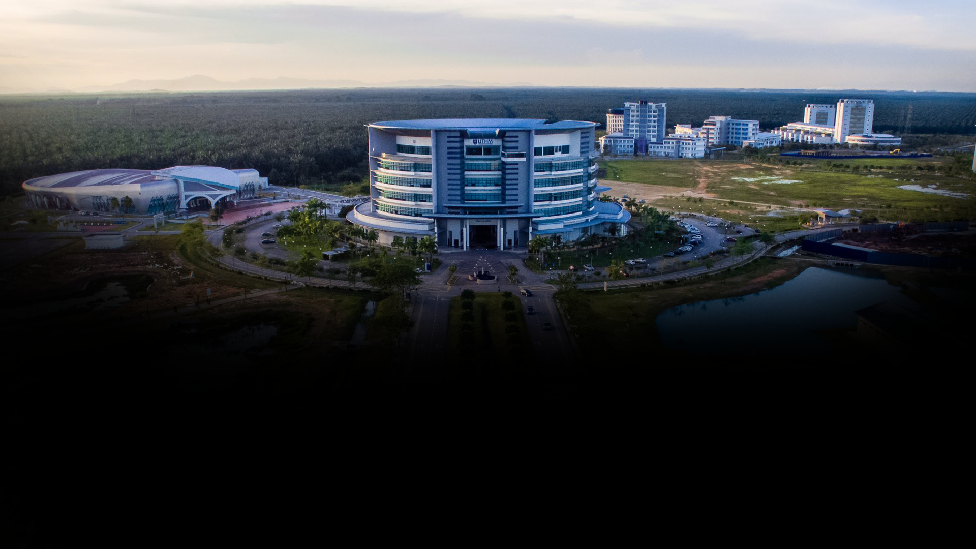 alt="Bangunan UTHM"